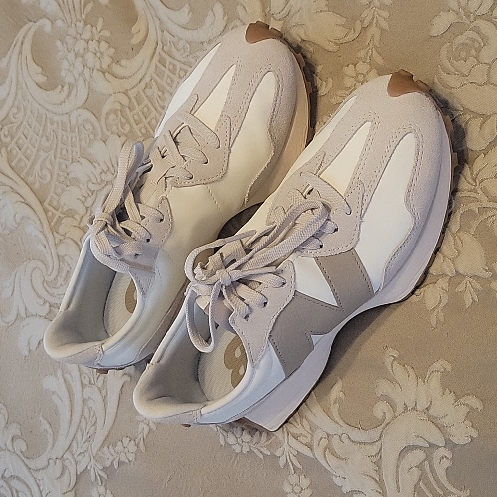 Like New New Balance 327 sneakers